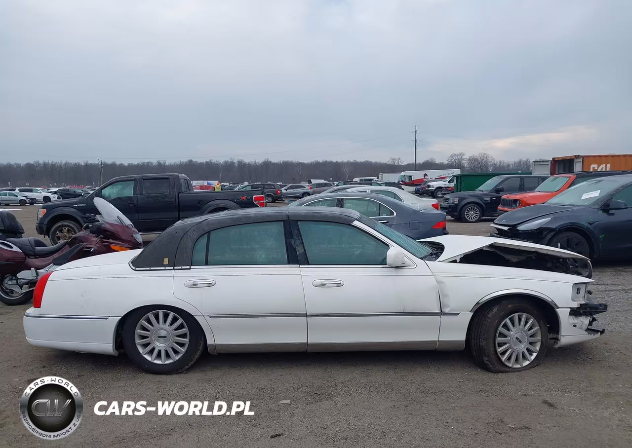 2004 Lincoln Town Car Signature VIN:1LNHM81W24Y680303 - 13