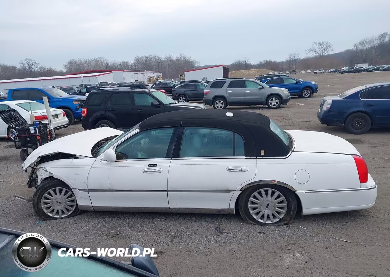 2004 Lincoln Town Car Signature VIN:1LNHM81W24Y680303 - 14