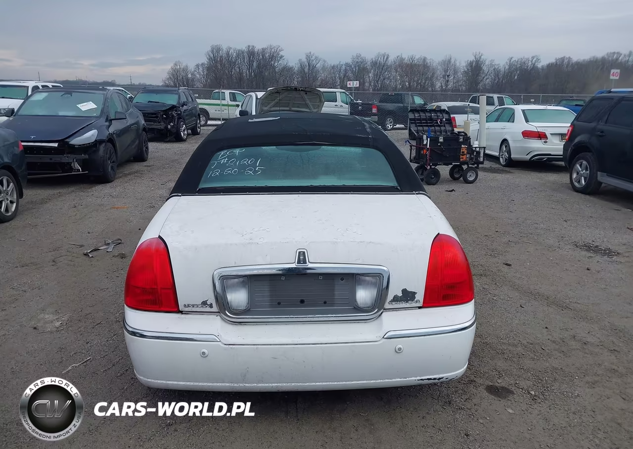 2004 Lincoln Town Car Signature VIN:1LNHM81W24Y680303 - 16