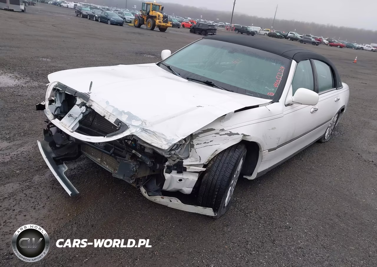 2004 Lincoln Town Car Signature VIN:1LNHM81W24Y680303 - 2