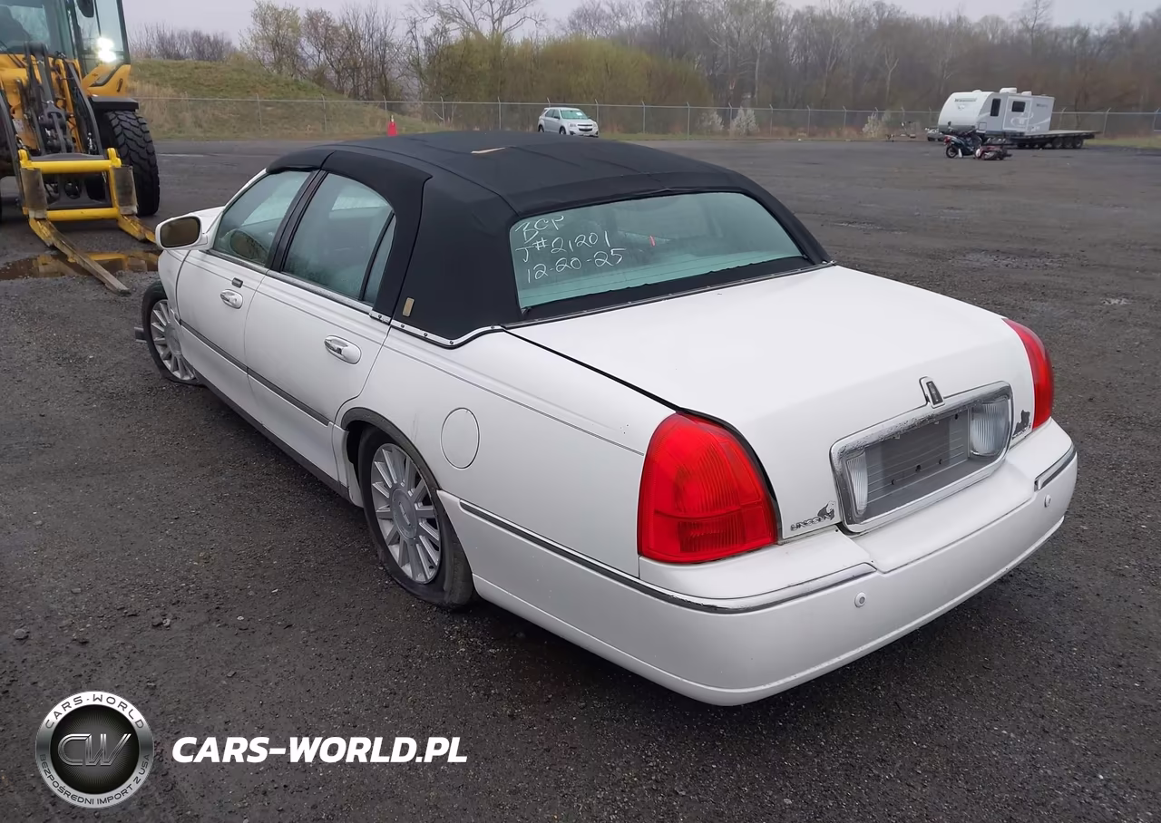 2004 Lincoln Town Car Signature VIN:1LNHM81W24Y680303 - 3