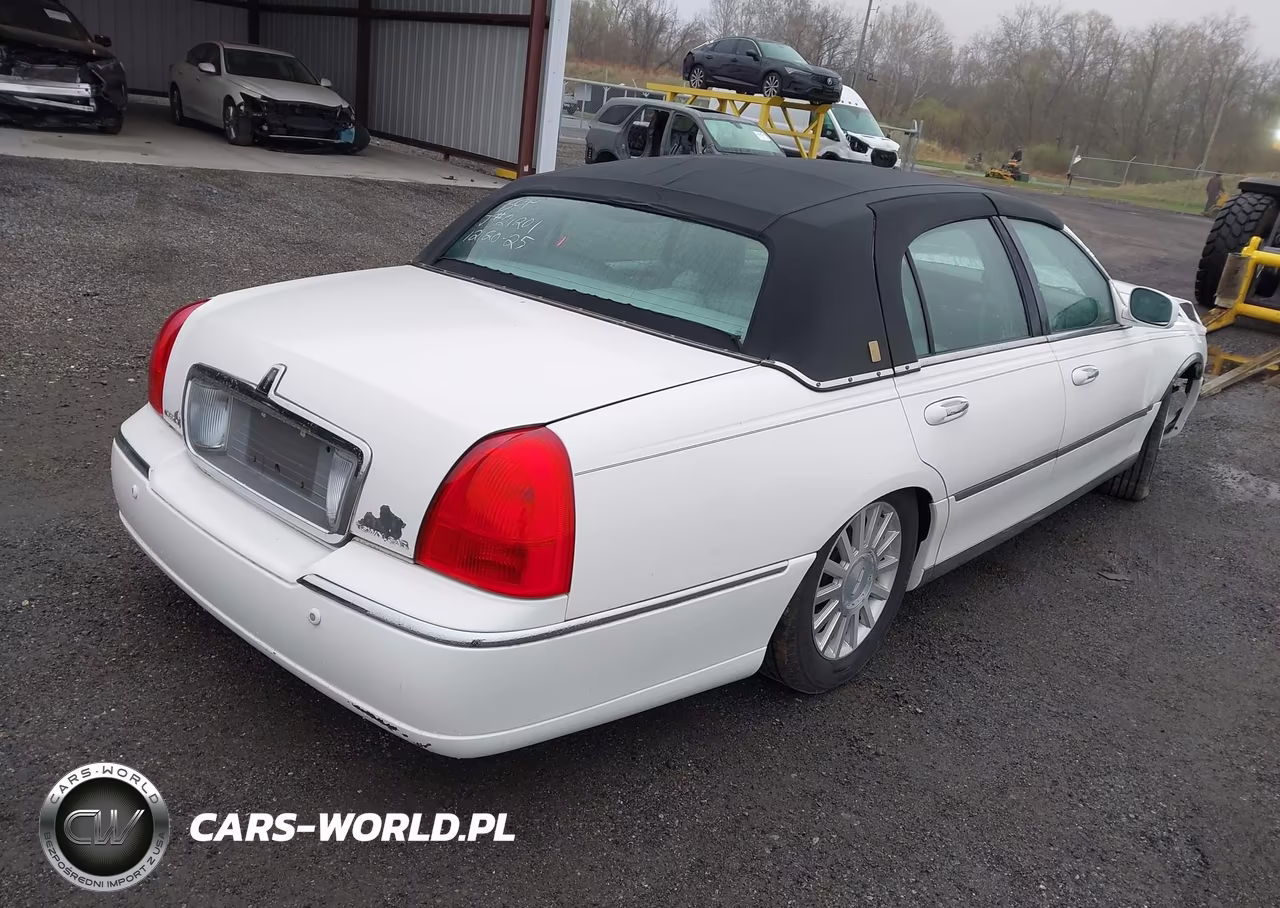 2004 Lincoln Town Car Signature VIN:1LNHM81W24Y680303 - 4
