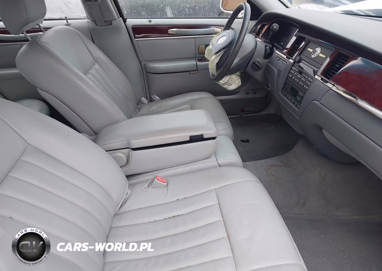 2004 Lincoln Town Car Signature VIN:1LNHM81W24Y680303 - 5