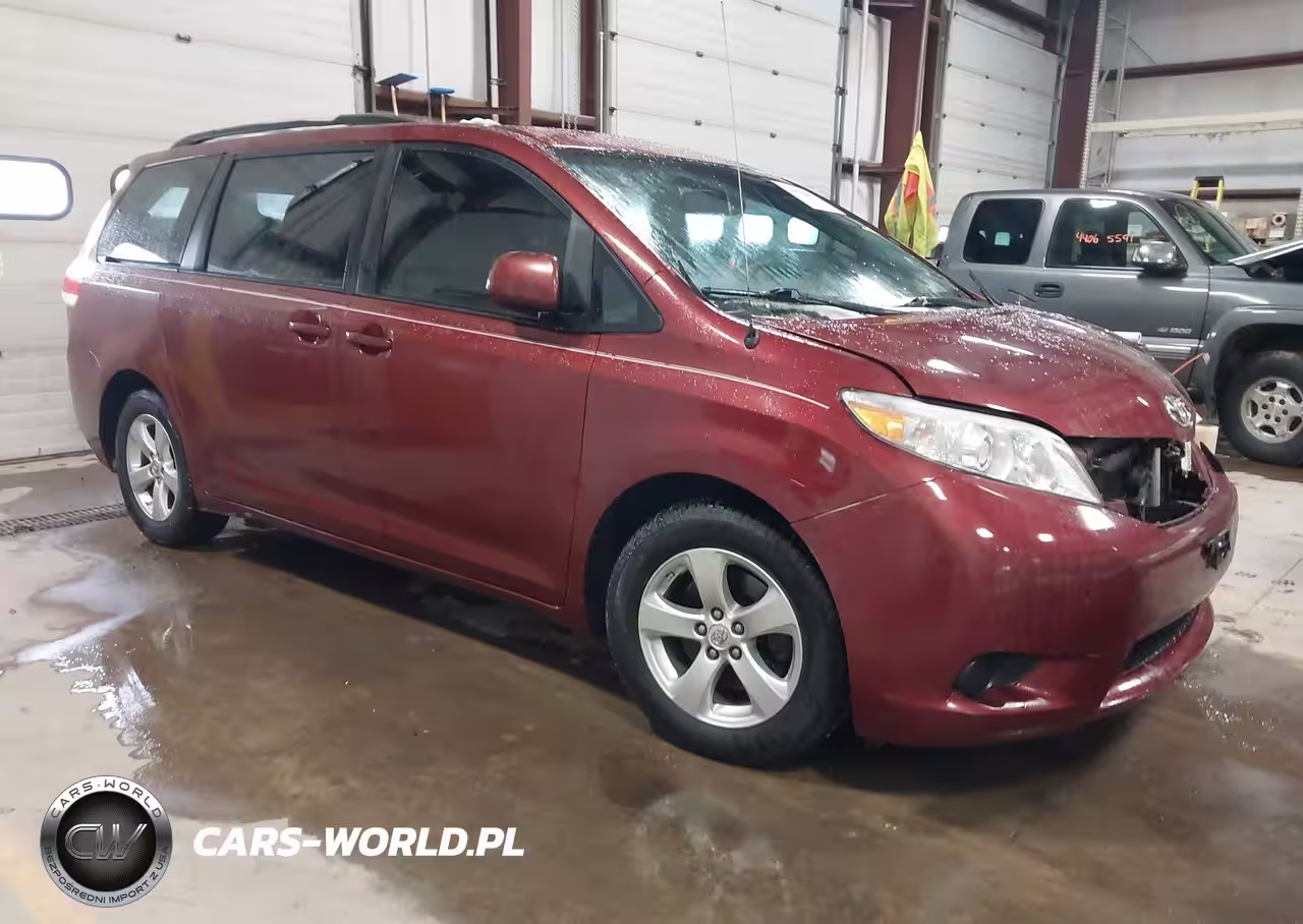 2013 Toyota Sienna Le V6 8 Passenger