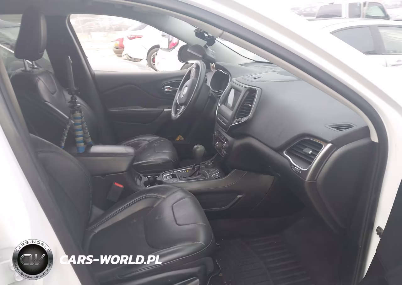 2019 Jeep Cherokee Latitude Plus 4X4 VIN:1C4PJMLX0KD138368 - 5