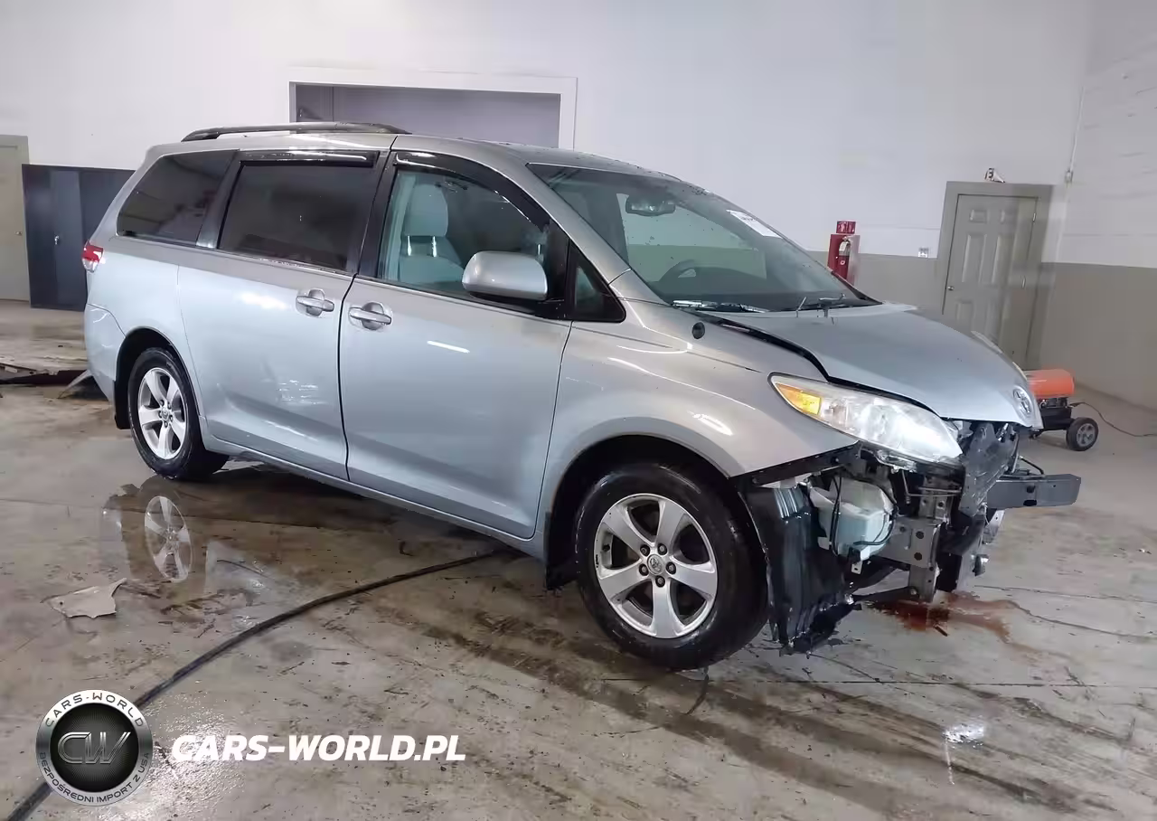 2013 Toyota Sienna Le V6 8 Passenger