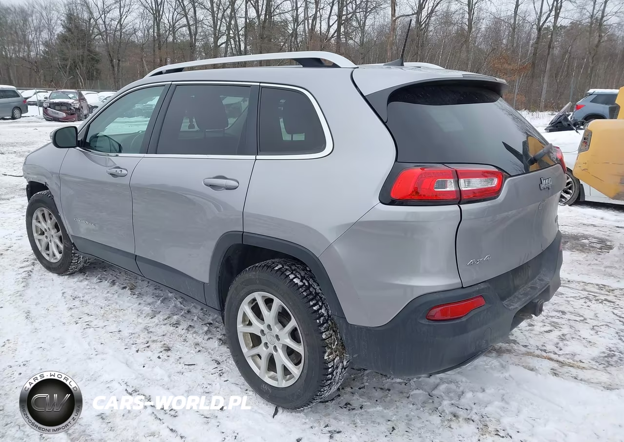 2017 Jeep Cherokee Latitude 4X4 VIN:1C4PJMCS1HD213804 - 3