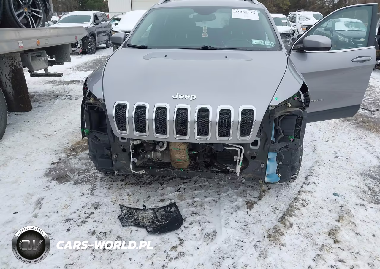 2017 Jeep Cherokee Latitude 4X4 VIN:1C4PJMCS1HD213804 - 6