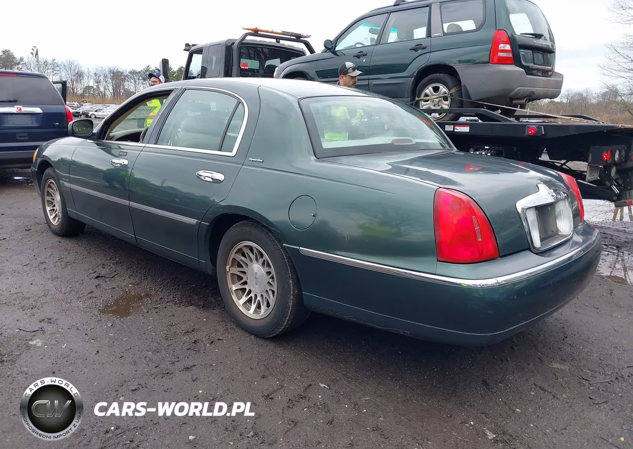 2000 Lincoln Town Car Signature VIN:1LNHM82W1YY813556 - 3