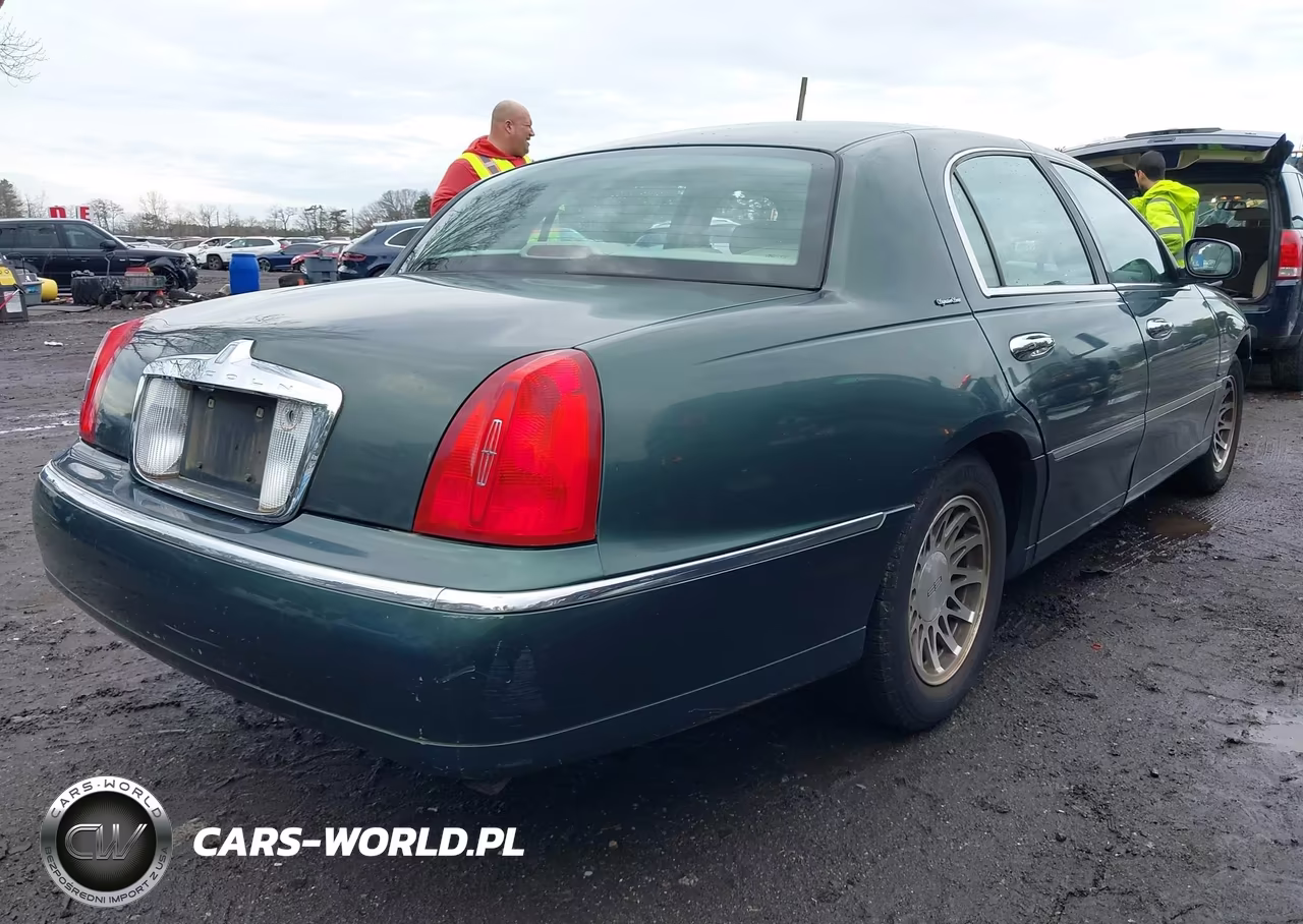 2000 Lincoln Town Car Signature VIN:1LNHM82W1YY813556 - 4