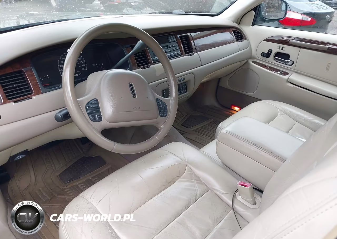 2000 Lincoln Town Car Signature VIN:1LNHM82W1YY813556 - 5