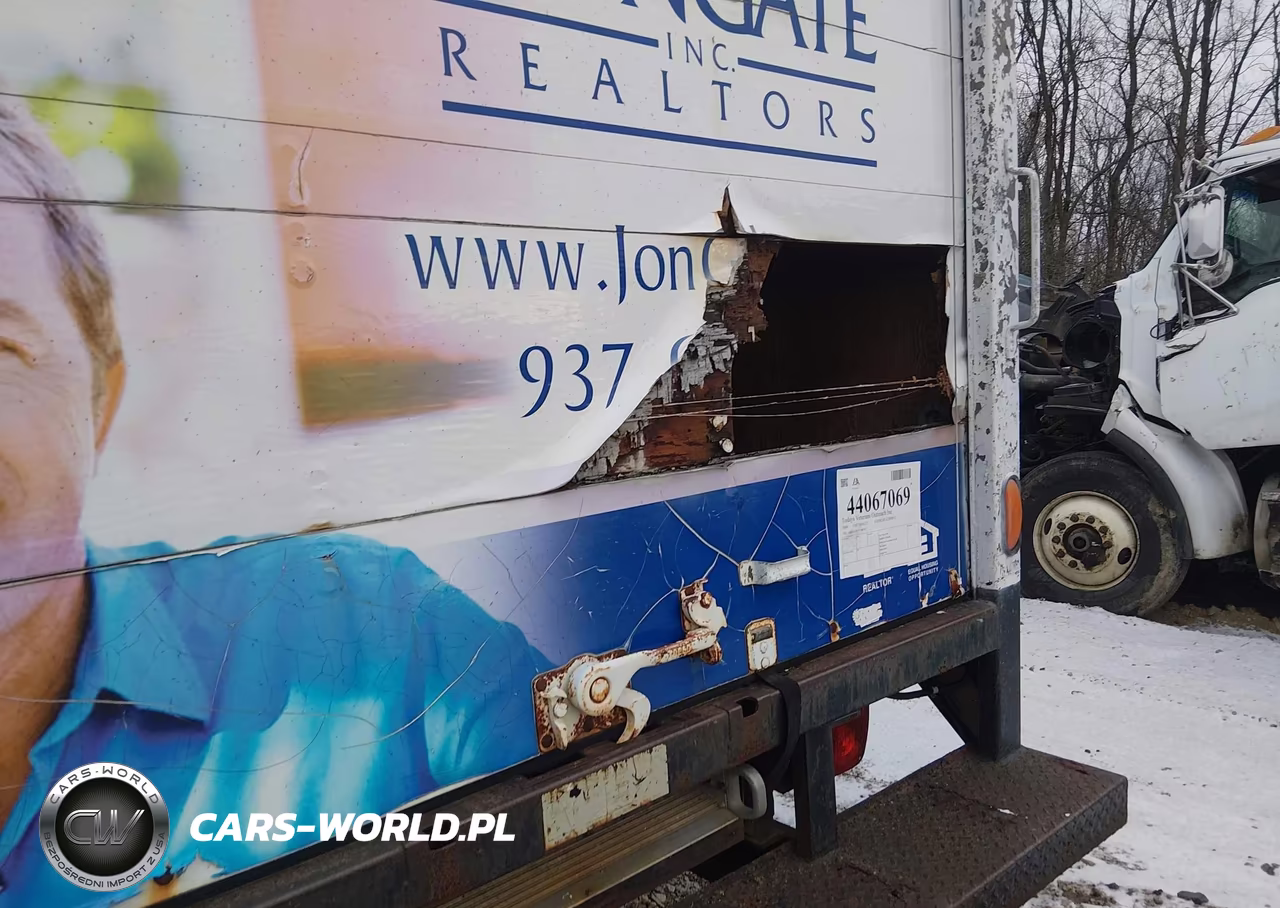 2000 Chevrolet Express Comm Cutaway VIN:1GBJG31R1Y1146707 - 11