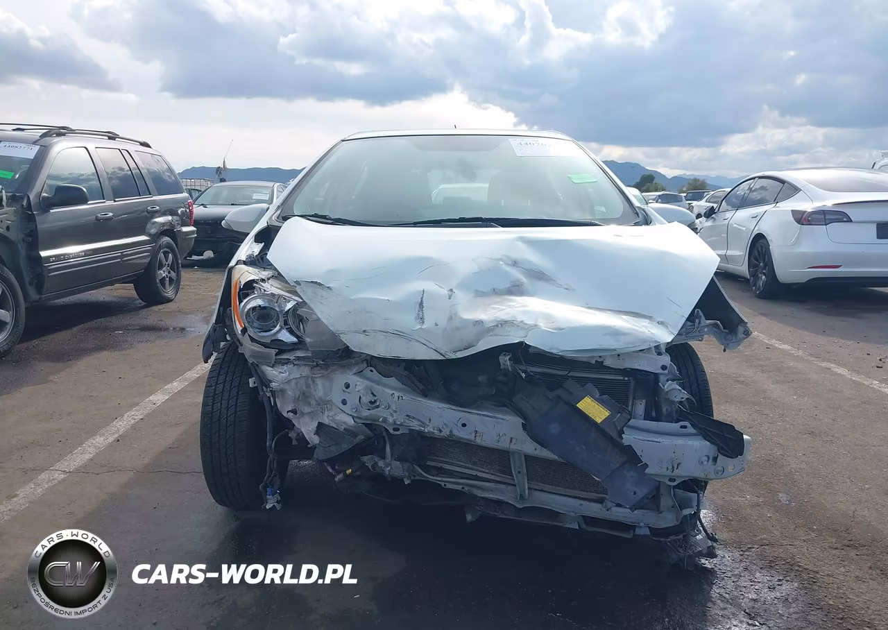 2013 Toyota Prius C Two VIN:JTDKDTB3XD1553339 - 12