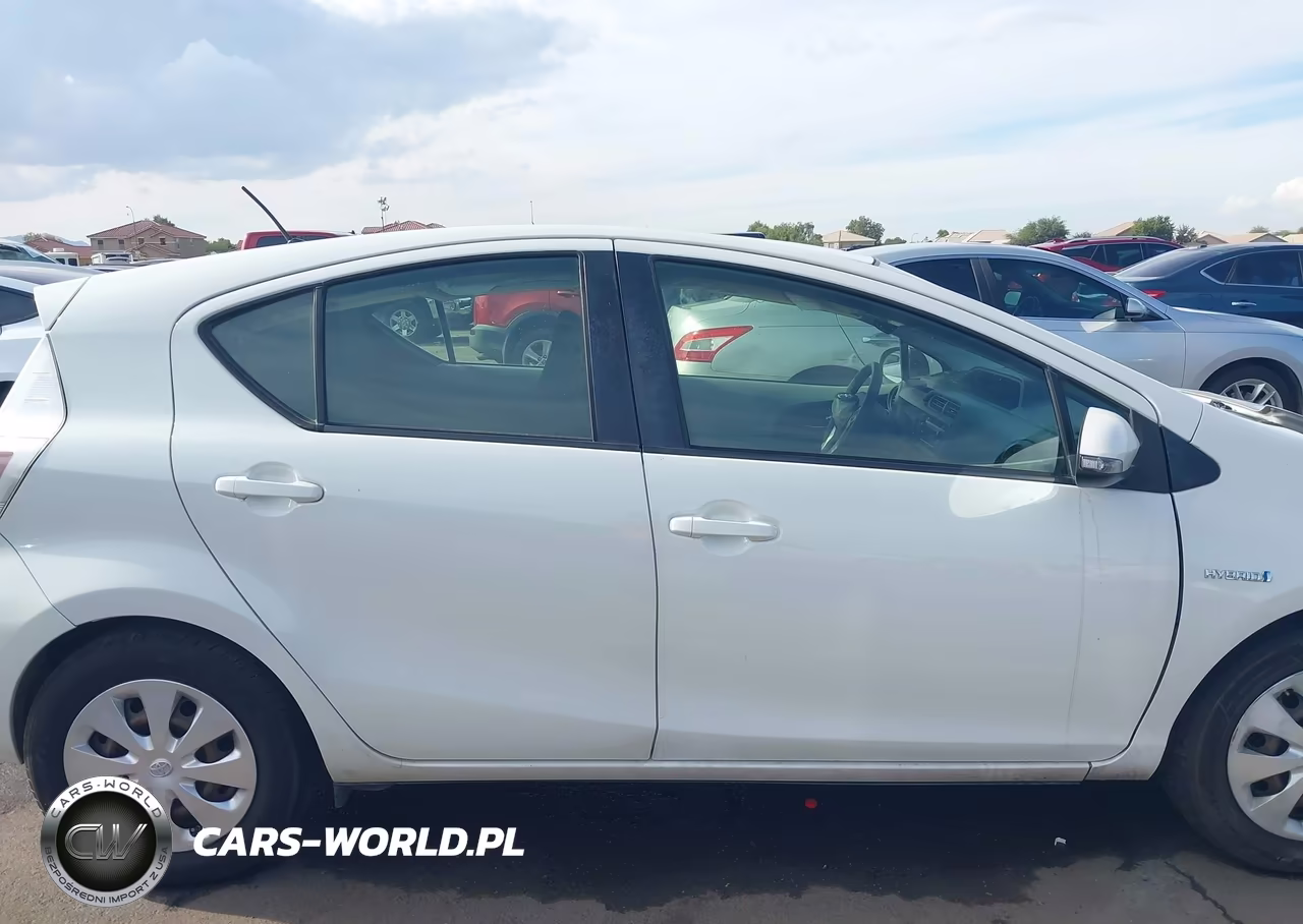 2013 Toyota Prius C Two VIN:JTDKDTB3XD1553339 - 13