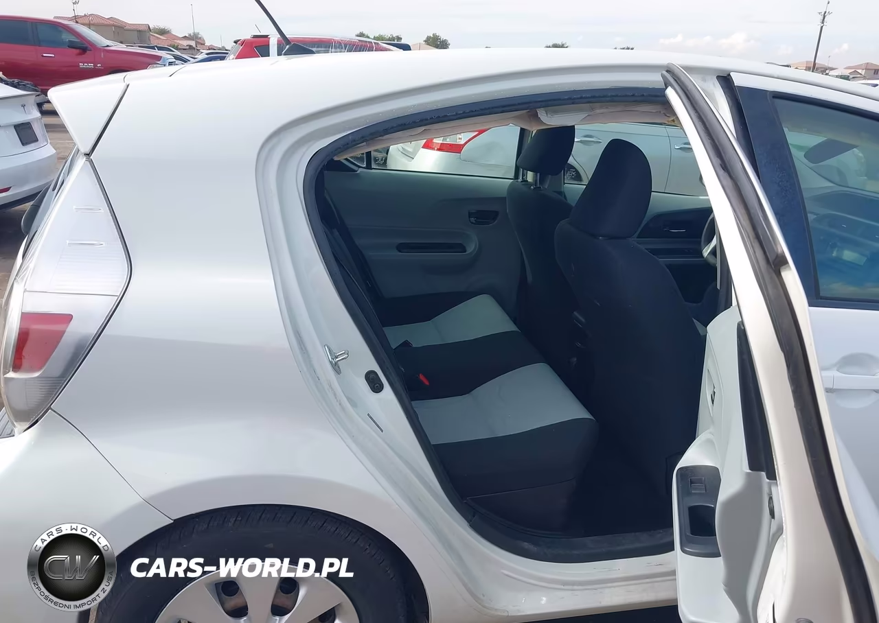 2013 Toyota Prius C Two VIN:JTDKDTB3XD1553339 - 17