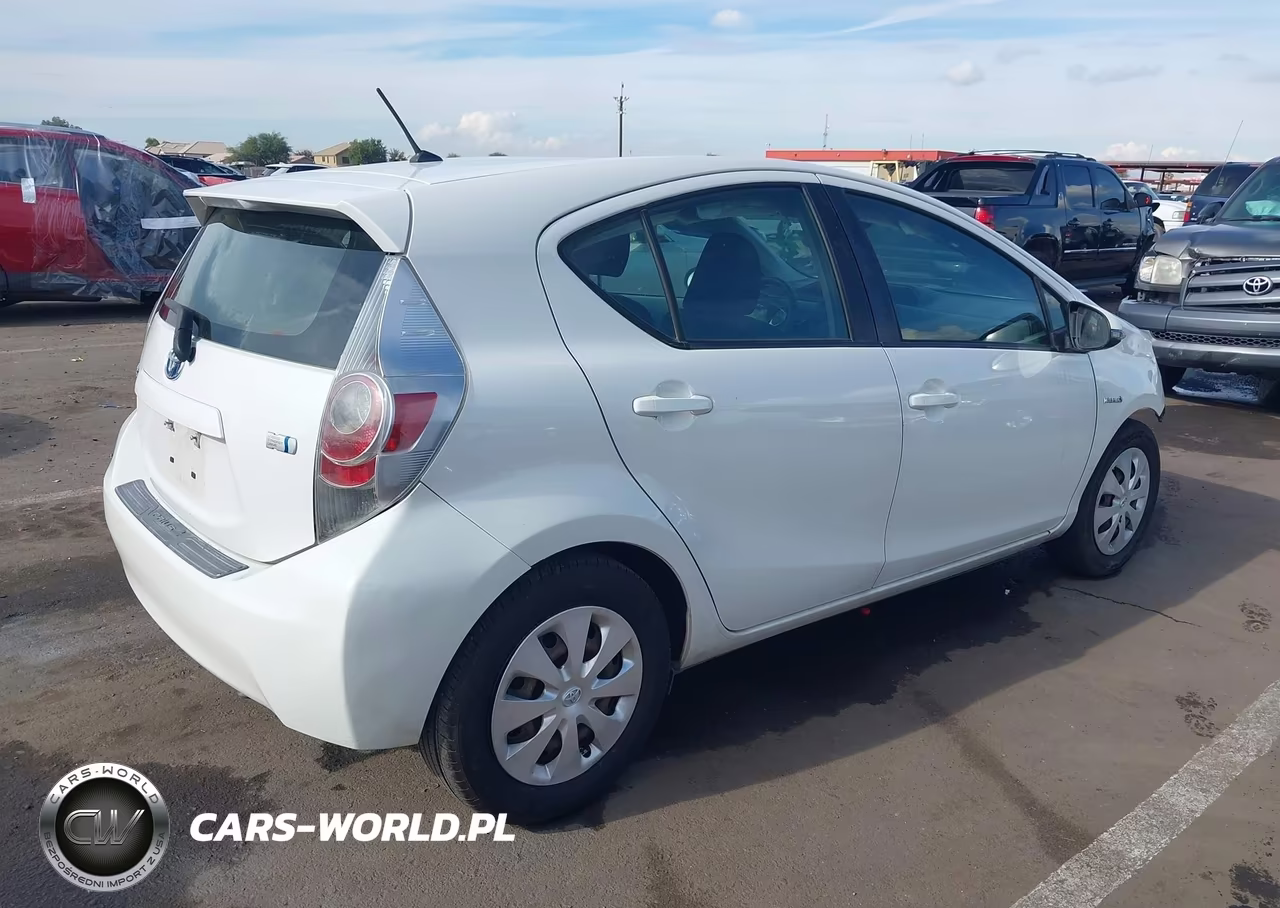 2013 Toyota Prius C Two VIN:JTDKDTB3XD1553339 - 4