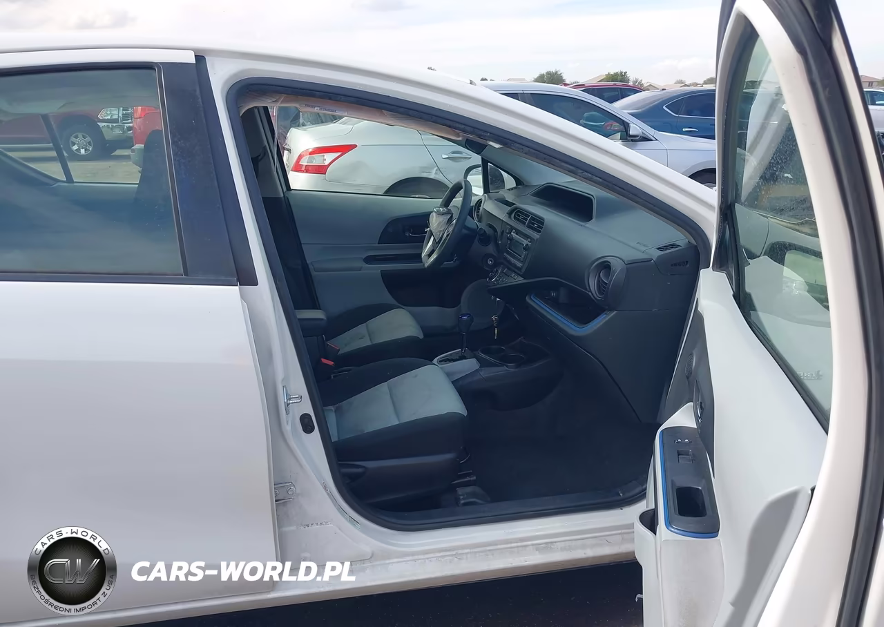2013 Toyota Prius C Two VIN:JTDKDTB3XD1553339 - 5
