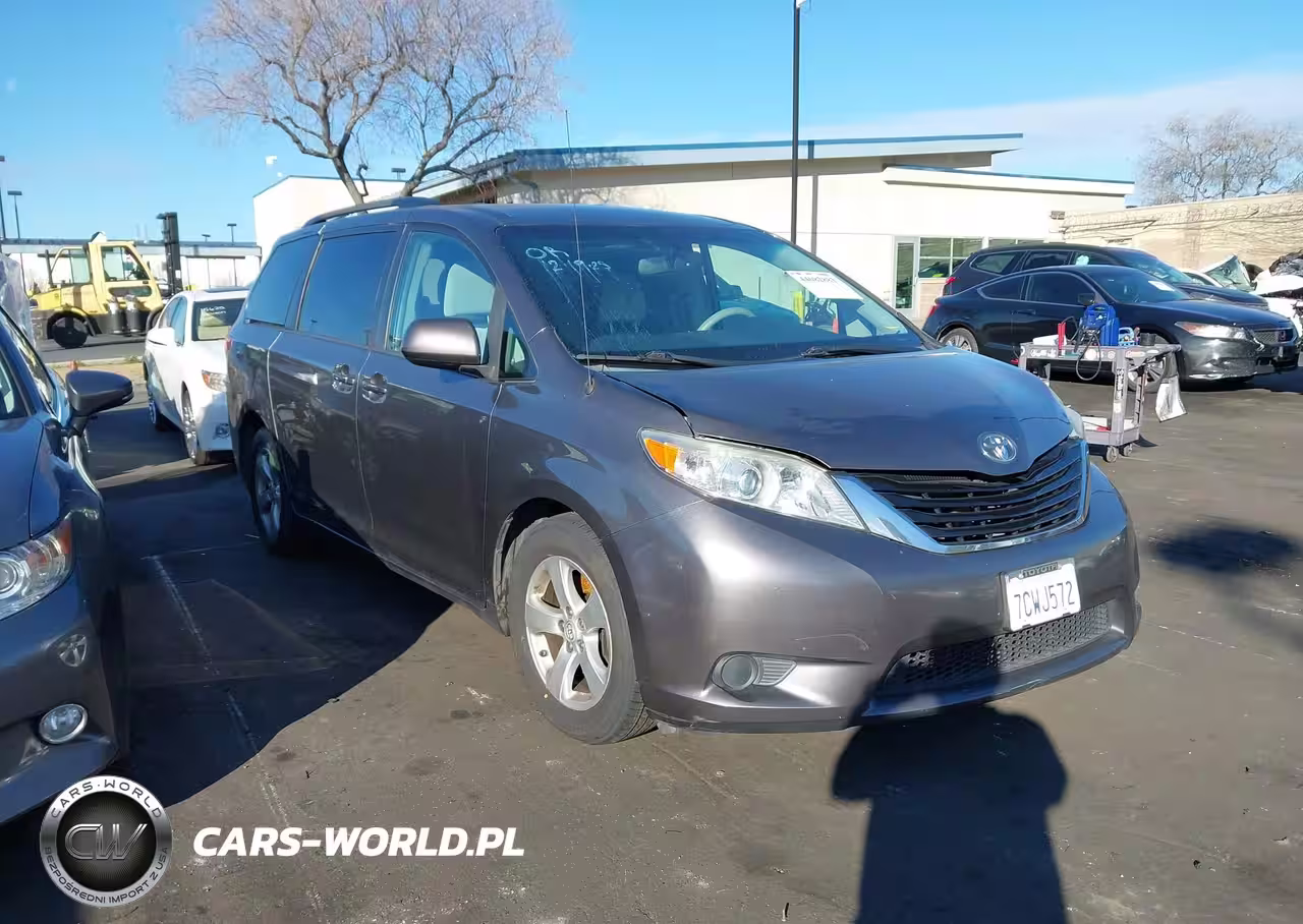 2014 Toyota Sienna Le V6 8 Passenger