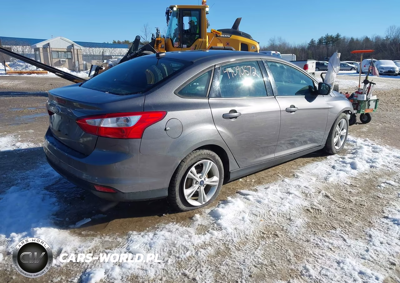 2014 Ford Focus Se VIN:1FADP3F21EL434592 - 4