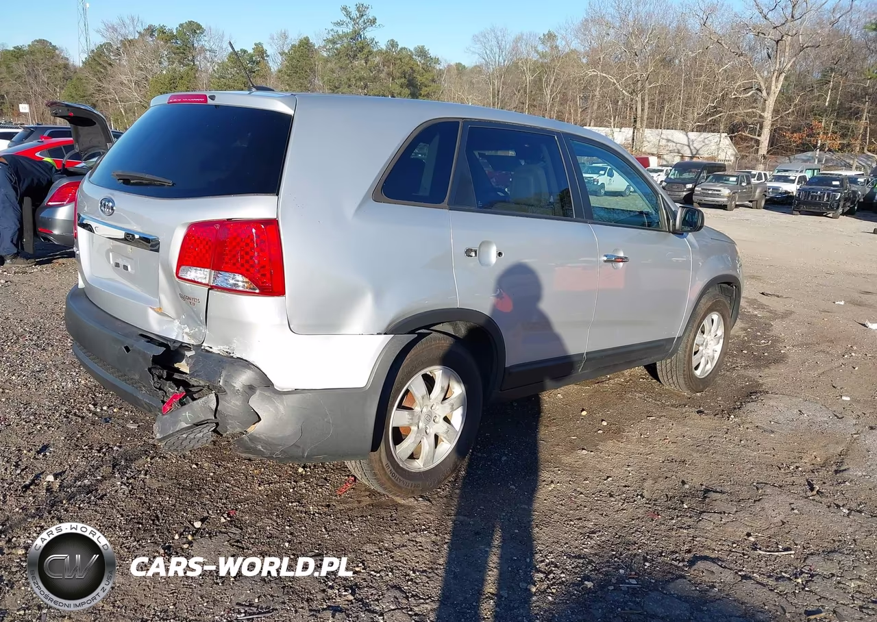 2011 Kia Sorento VIN:5XYKT3A10BG153015 - 4