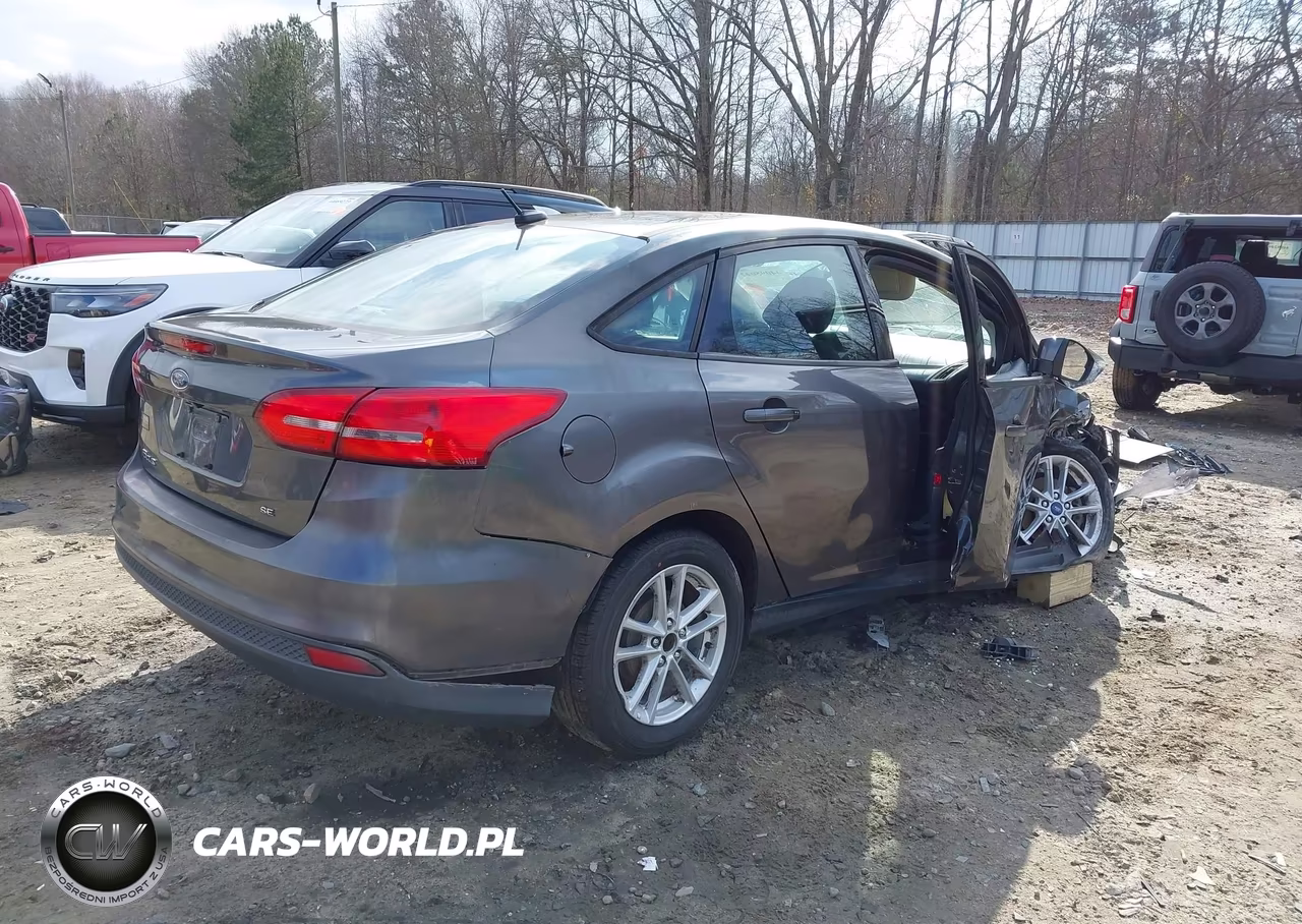 2017 Ford Focus Se VIN:1FADP3F20HL216860 - 4