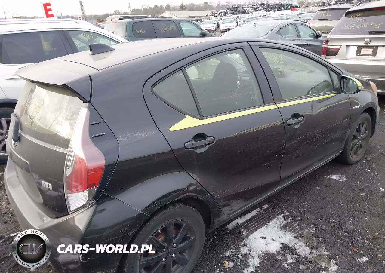 2016 Toyota Prius C Persona Series VIN:JTDKDTB30G1122674 - 4