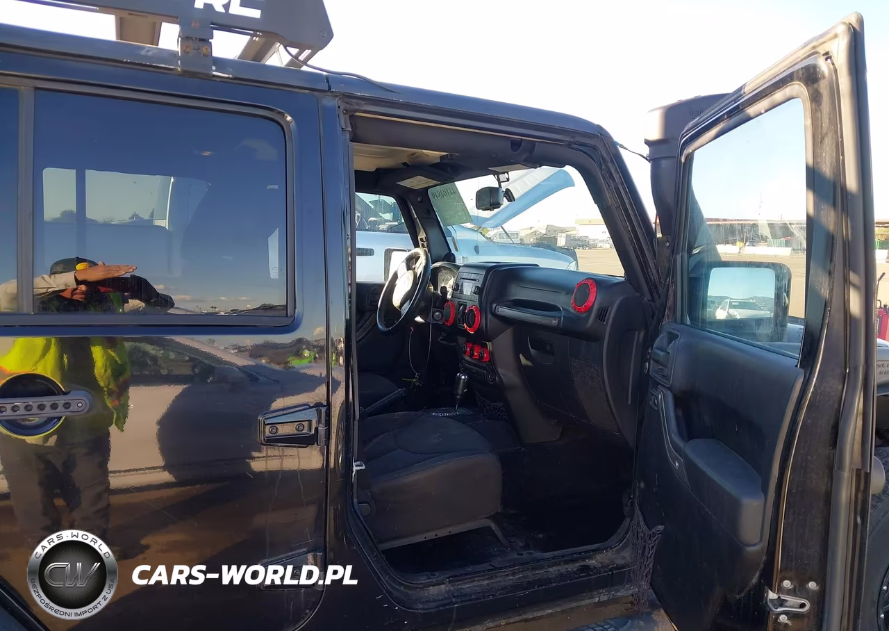 2013 Jeep Wrangler Unlimited Sport VIN:1C4BJWDG1DL621817 - 5
