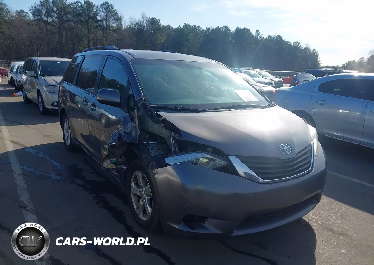 2013 Toyota Sienna Le V6 8 Passenger