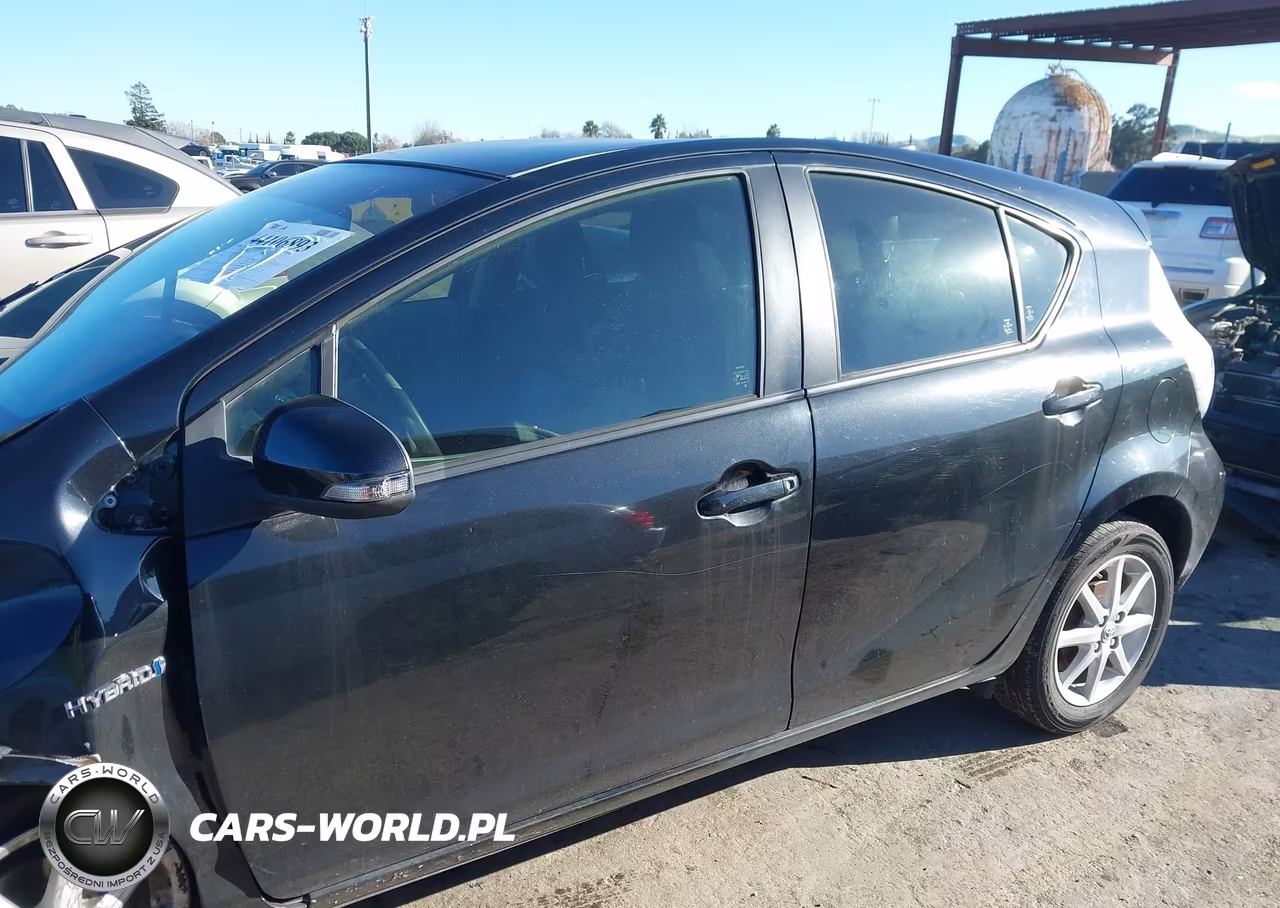 2013 Toyota Prius C Two VIN:JTDKDTB37D1555310 - 14