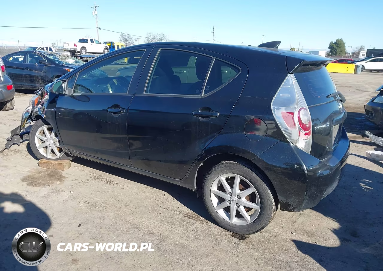 2013 Toyota Prius C Two VIN:JTDKDTB37D1555310 - 3