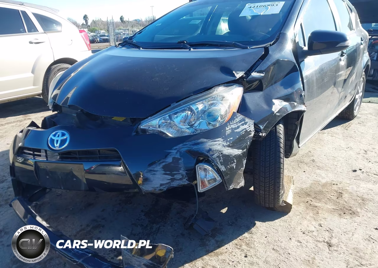 2013 Toyota Prius C Two VIN:JTDKDTB37D1555310 - 6