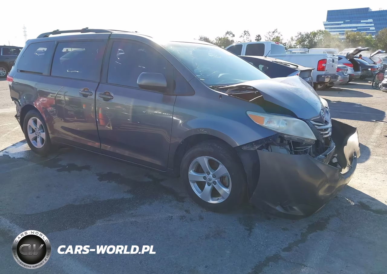 2012 Toyota Sienna Le V6 8 Passenger