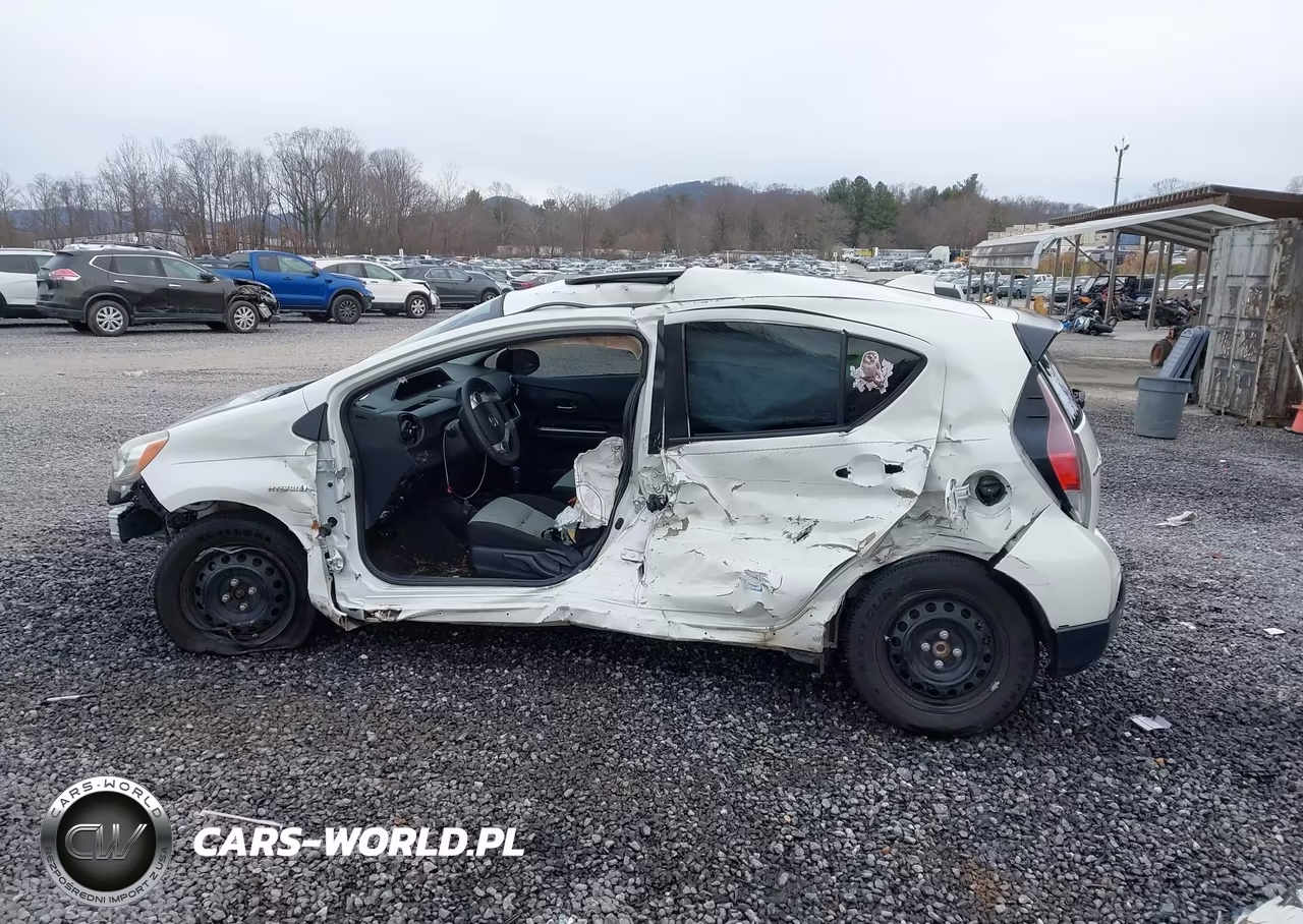 2017 Toyota Prius C Three VIN:JTDKDTB30H1594388 - 15