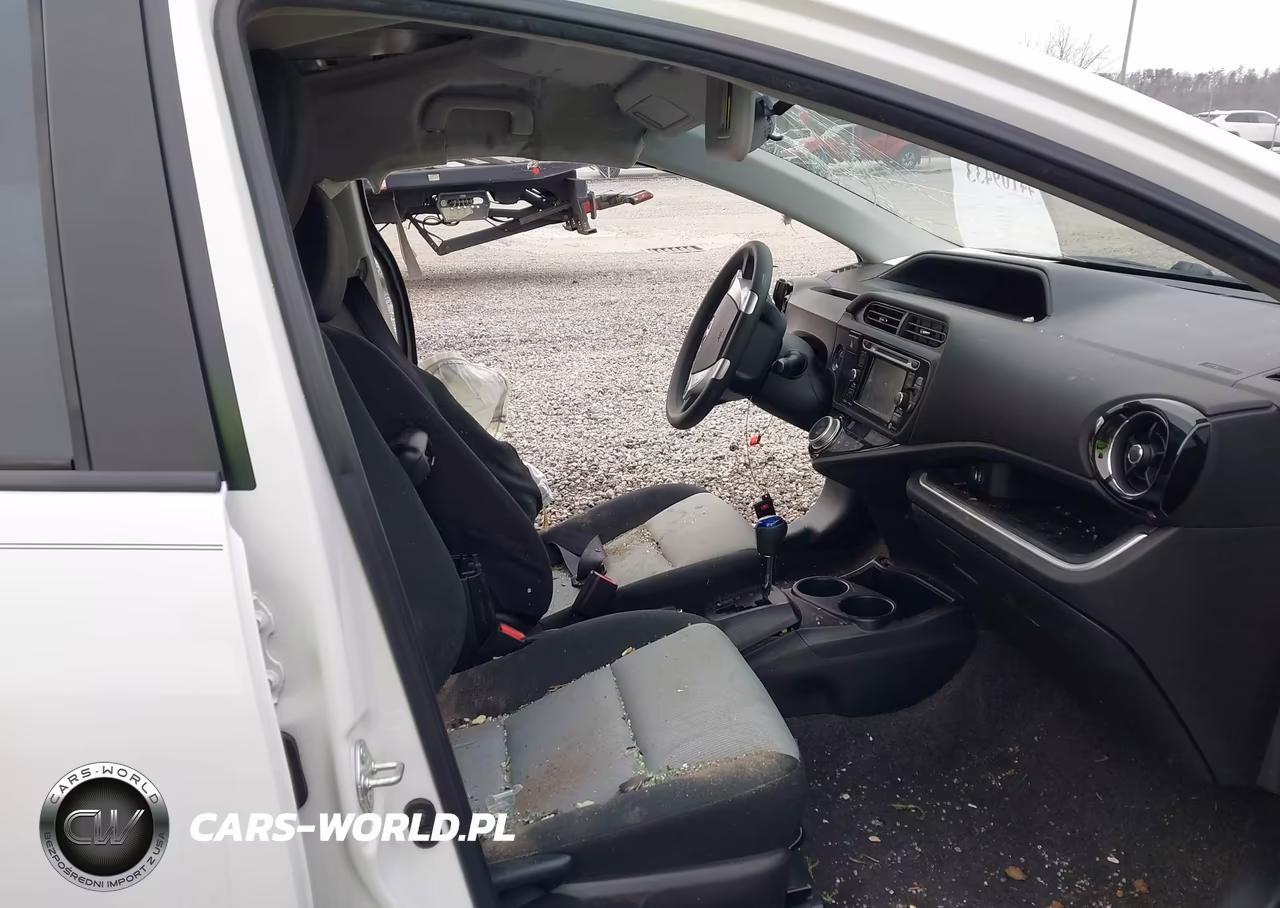 2017 Toyota Prius C Three VIN:JTDKDTB30H1594388 - 5
