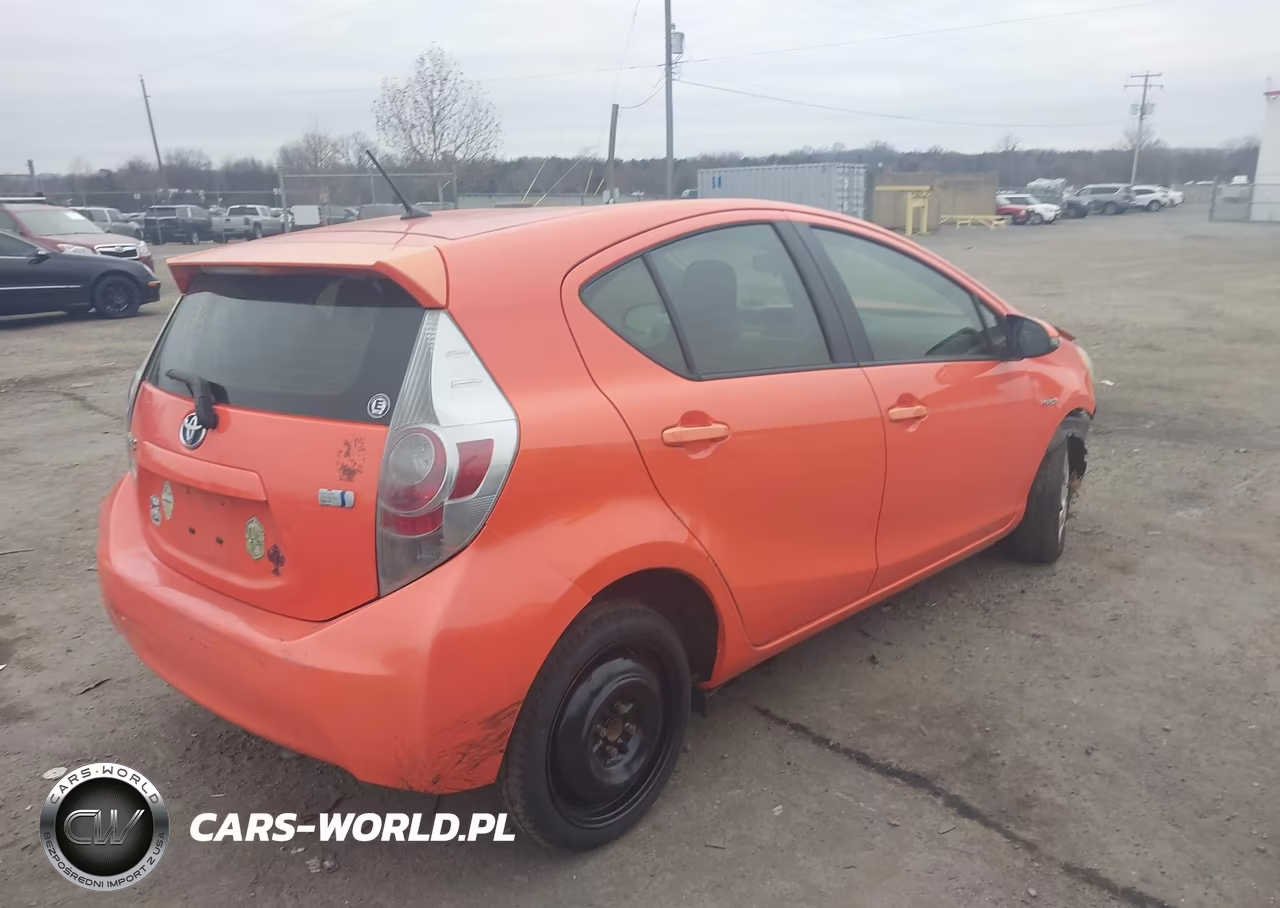2014 Toyota Prius C One VIN:JTDKDTB36E1062445 - 4