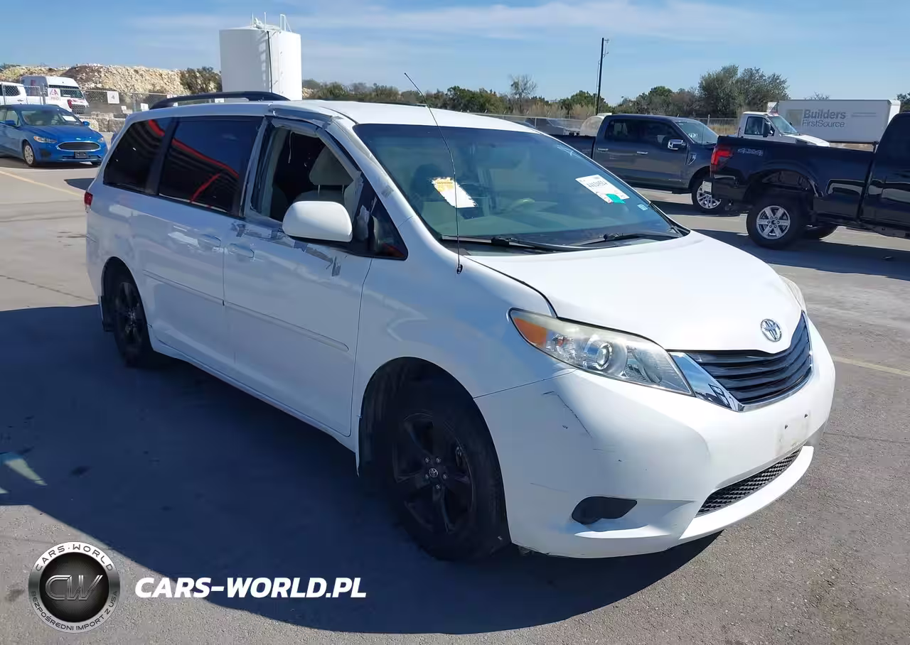 2013 Toyota Sienna Le V6 8 Passenger