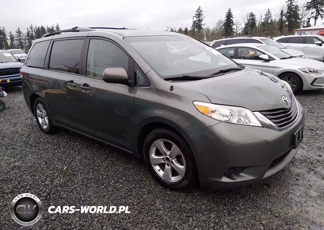 2014 Toyota Sienna Le V6 8 Passenger
