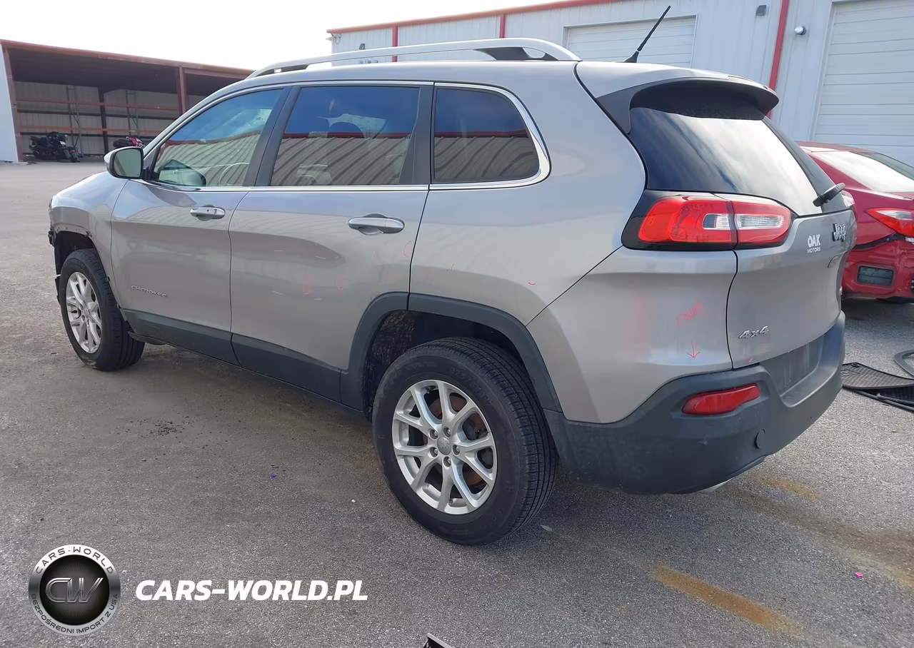 2015 Jeep Cherokee Latitude VIN:1C4PJMCSXFW529722 - 3