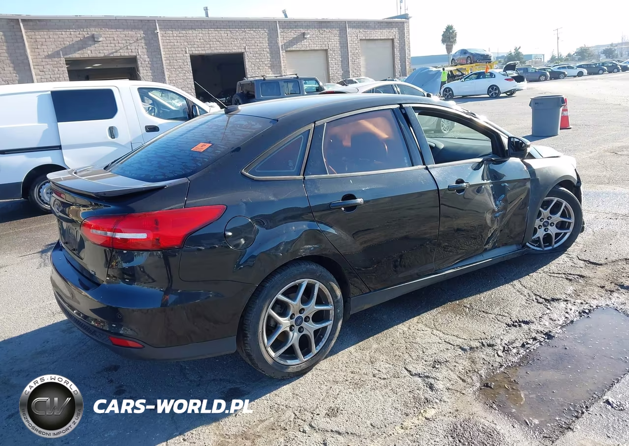 2015 Ford Focus Se VIN:1FADP3F23FL380598 - 4