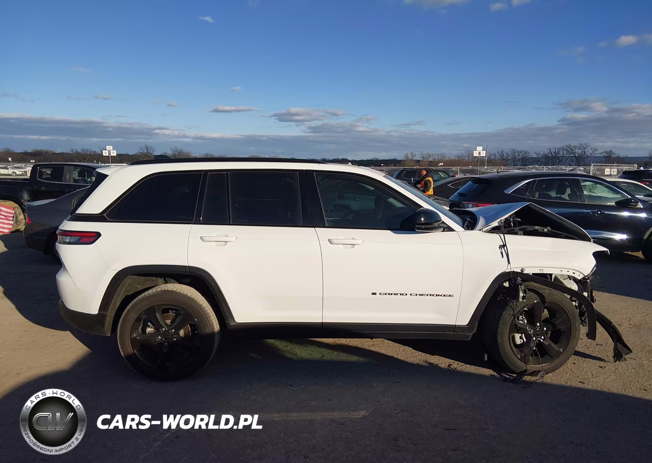 2023 Jeep Grand Cherokee Limited 4X4 VIN:1C4RJHBG0PC620997 - 13