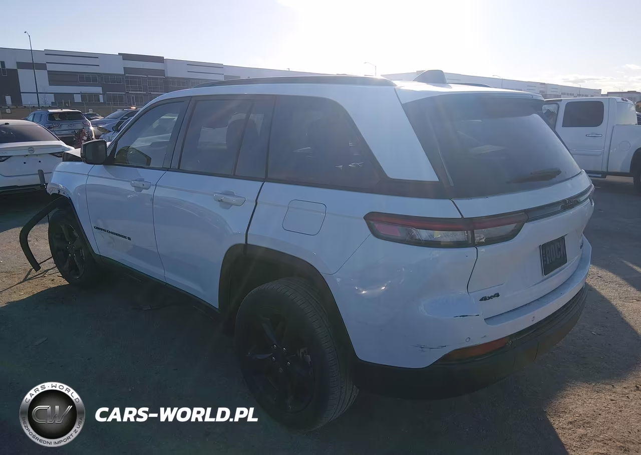 2023 Jeep Grand Cherokee Limited 4X4 VIN:1C4RJHBG0PC620997 - 3