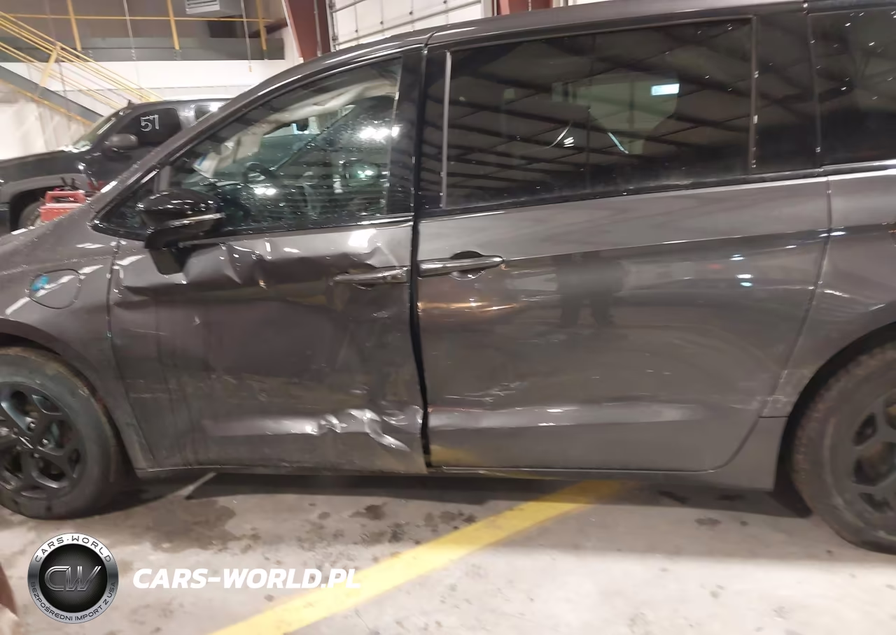 2023 Chrysler Pacifica Hybrid Limited VIN:2C4RC1S7XPR501542 - 6