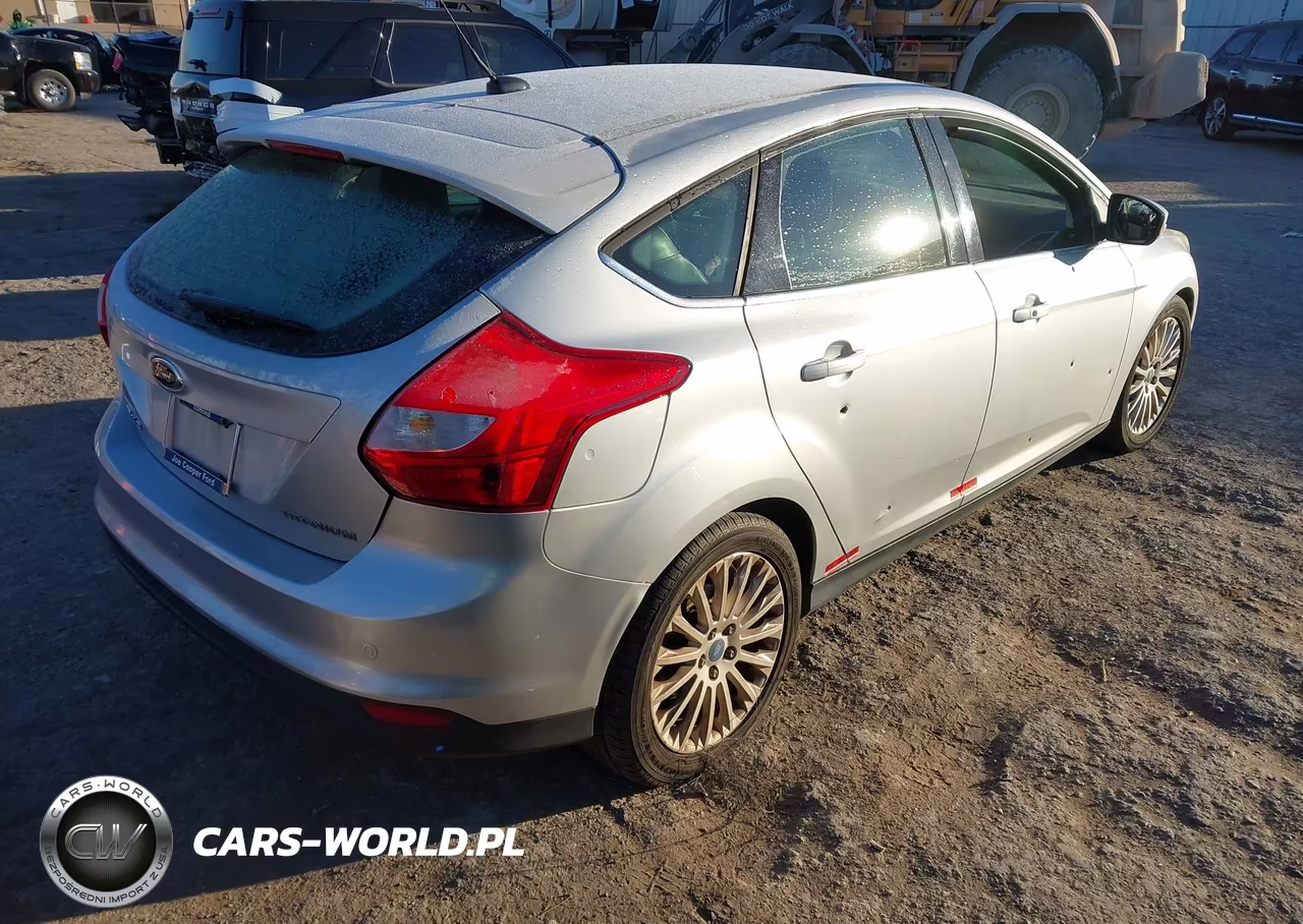 2012 Ford Focus Titanium VIN:1FAHP3N2XCL137854 - 4