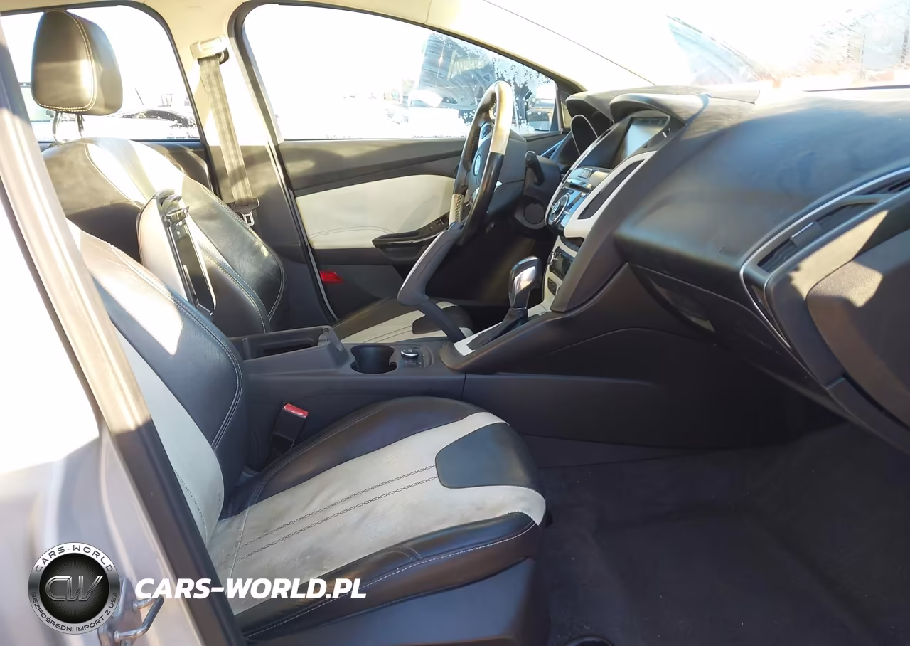 2012 Ford Focus Titanium VIN:1FAHP3N2XCL137854 - 5