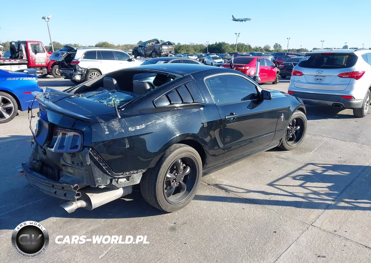 2013 Ford Mustang V6 Premium VIN:1ZVBP8AM1D5266024 - 4