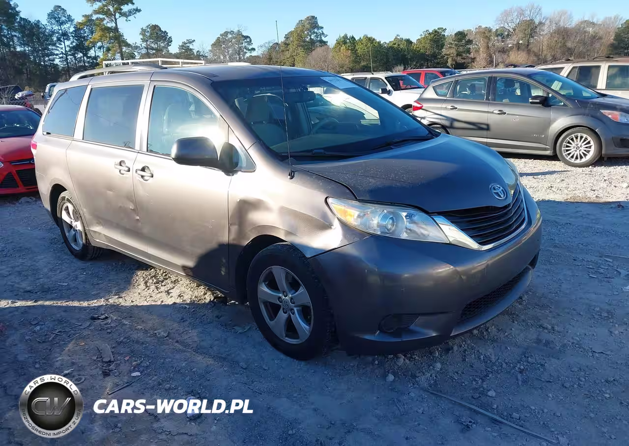 2013 Toyota Sienna Le V6 8 Passenger