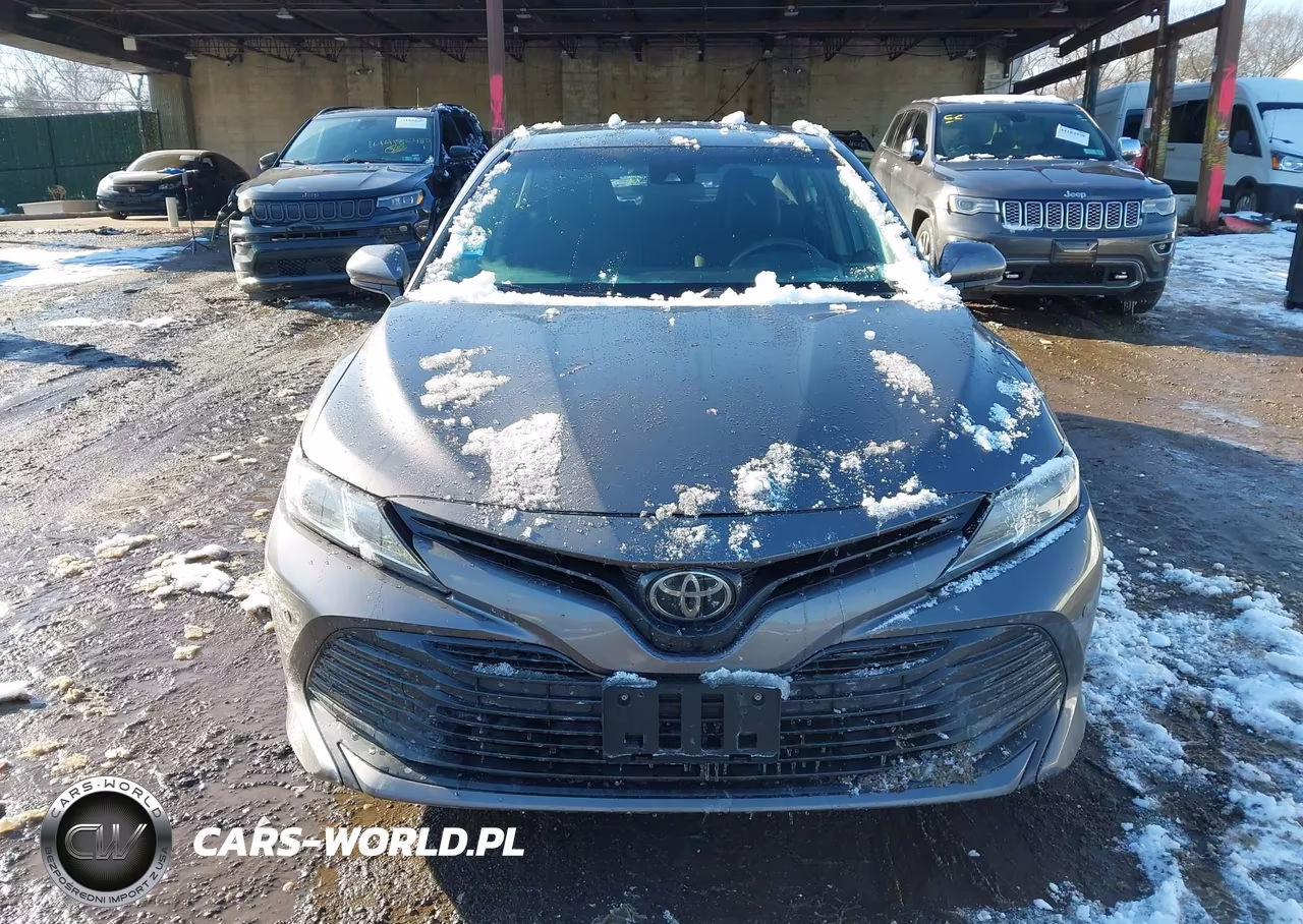 2018 Toyota Camry Le VIN:4T1B11HK9JU533827 - 12