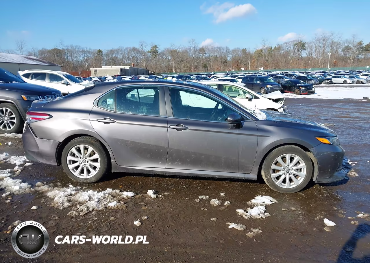 2018 Toyota Camry Le VIN:4T1B11HK9JU533827 - 13