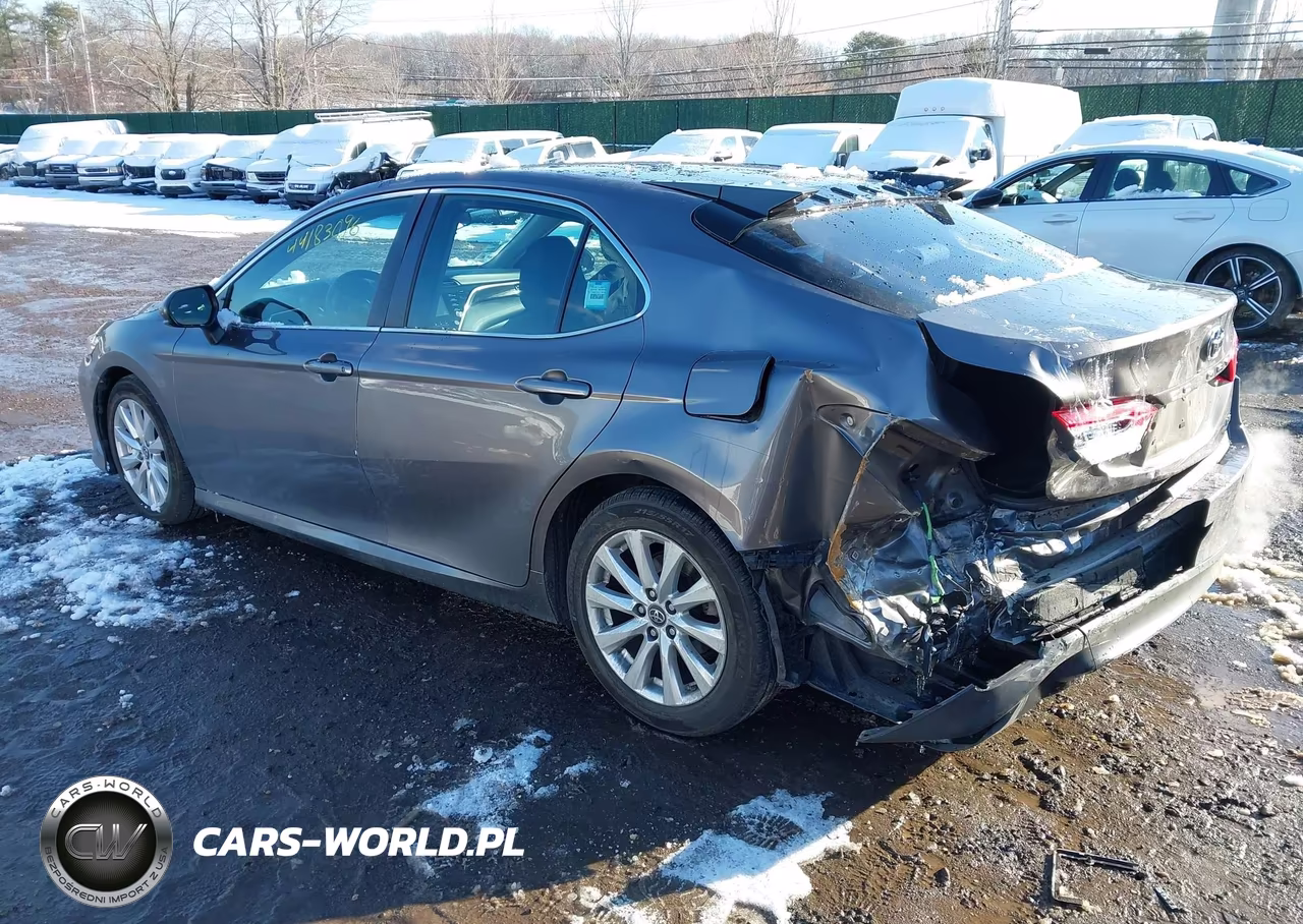 2018 Toyota Camry Le VIN:4T1B11HK9JU533827 - 3