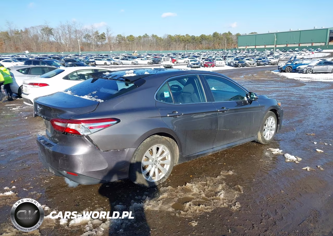 2018 Toyota Camry Le VIN:4T1B11HK9JU533827 - 4